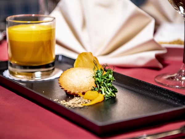 Für unsere 2 À-la-Carte-Restaurants suchen wir: